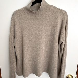Everlane Boxy Turtlenck Cashmere sweater. Size L